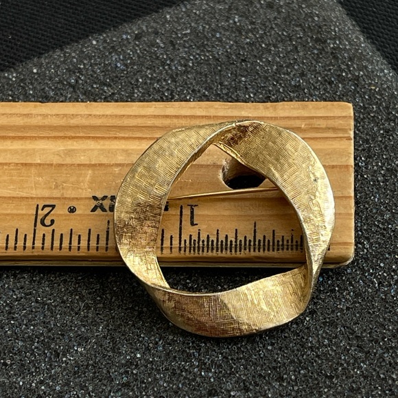 Vintage Accessocraft N.Y.C. Brooch Gold Tone Folded Circle Ribbon - Picture 5 of 6
